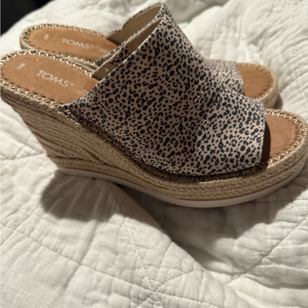 Tom’s women’s wedge leopard print, only worn once! Super cute! 🥰